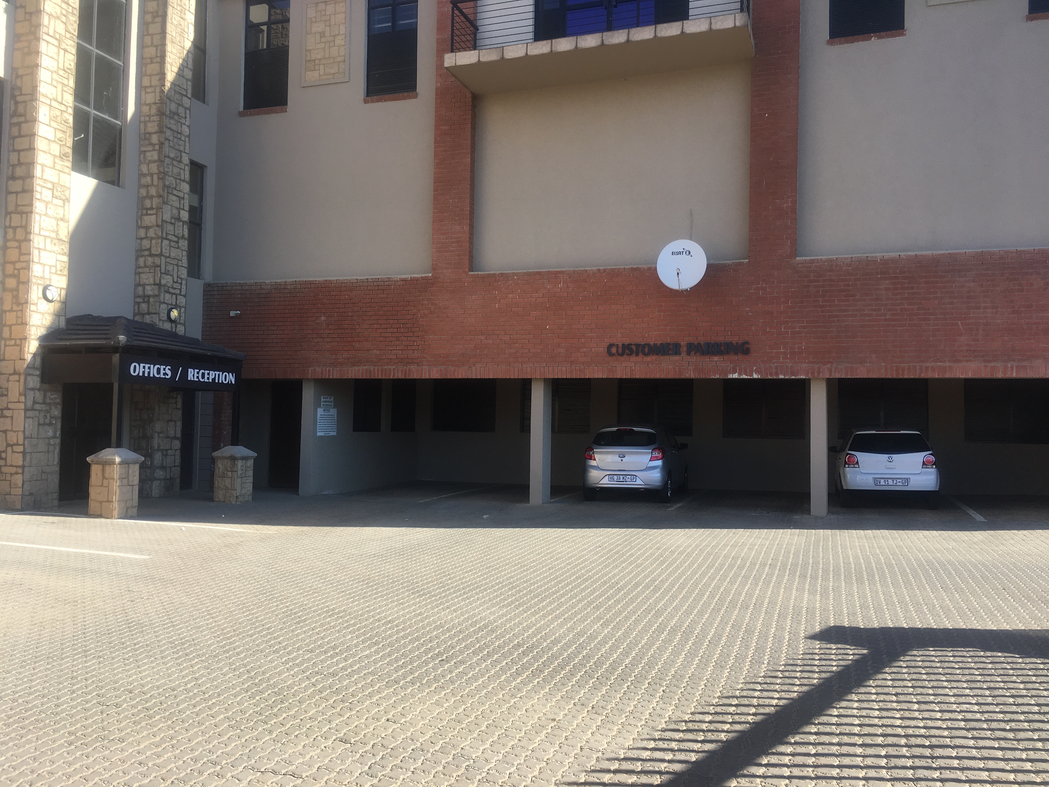 Retail Shops to rent at Featherbrooke Business Park in Featherbrooke Estate