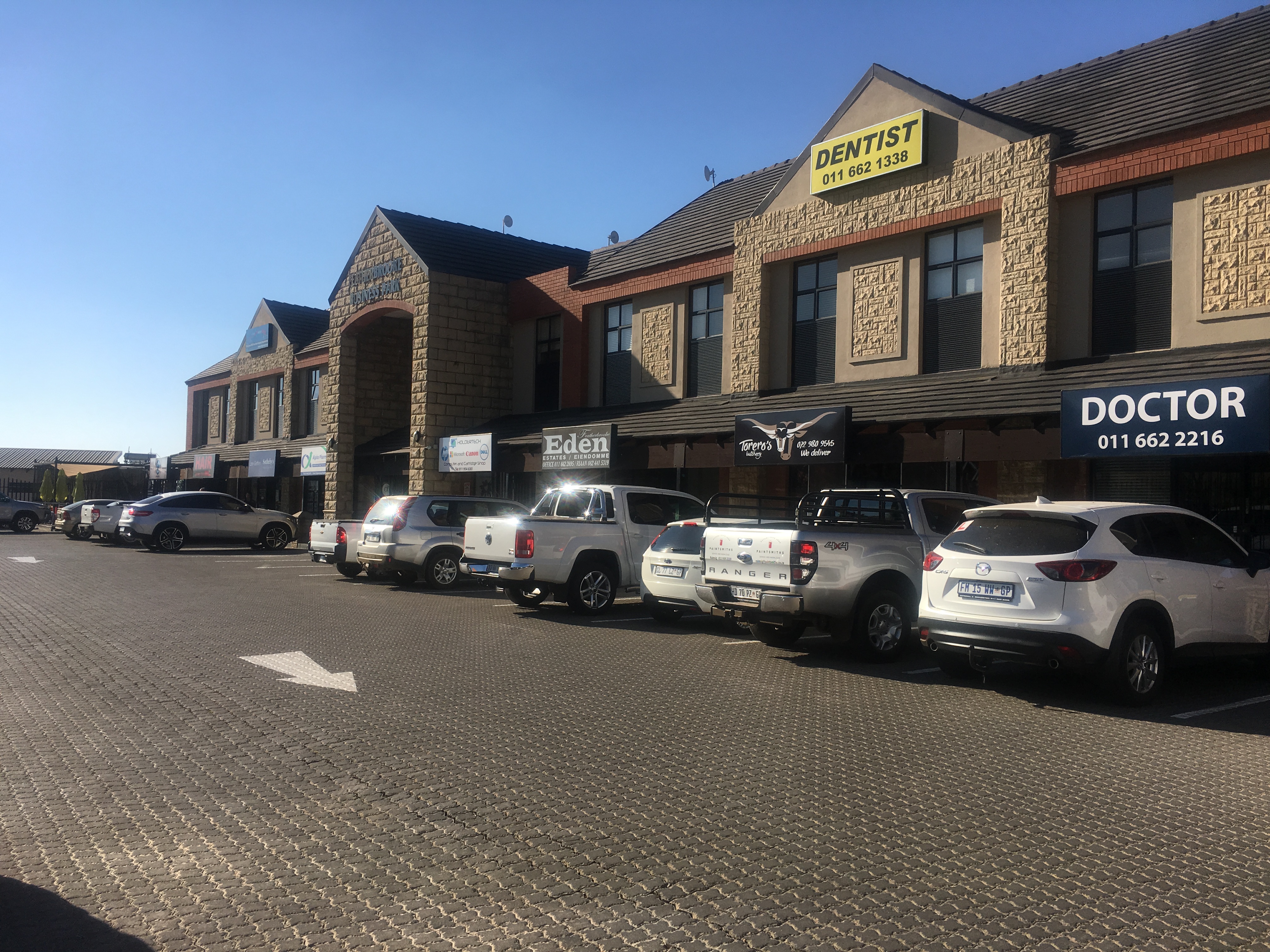 Retail Shops to rent at Featherbrooke Business Park in Featherbrooke Estate