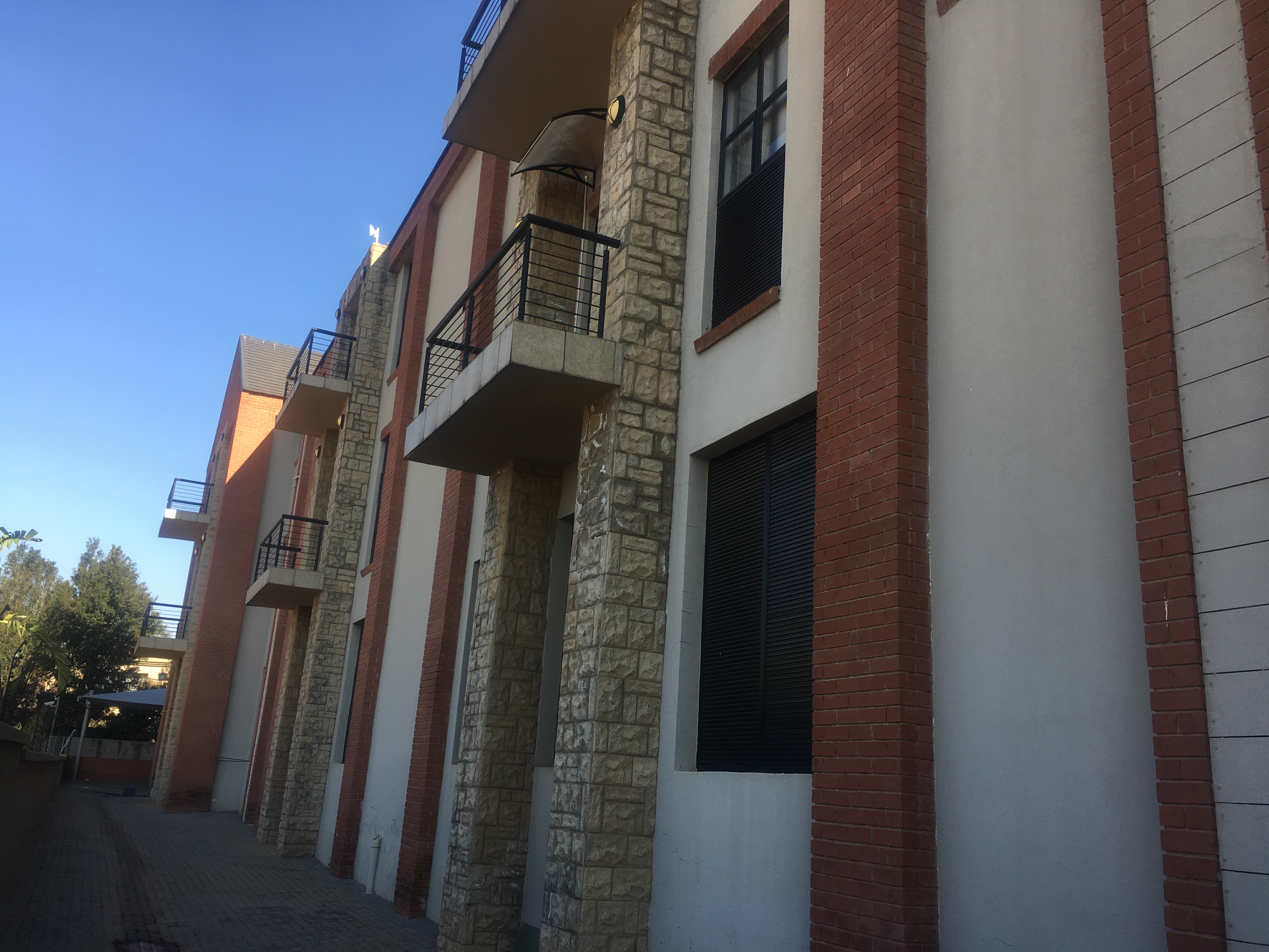 Retail Shops to rent at Featherbrooke Business Park in Featherbrooke Estate