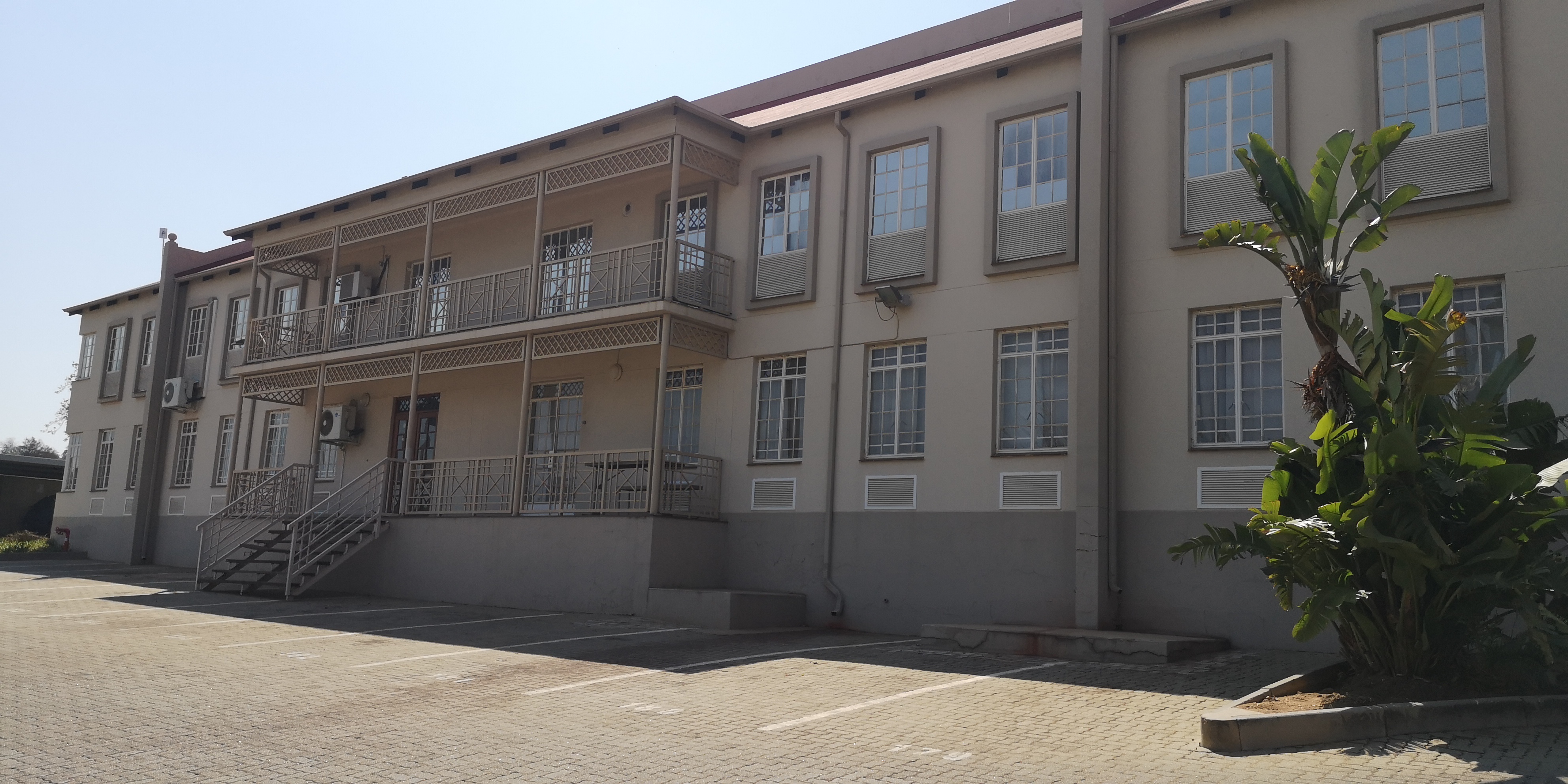 Warehouse to rent at Mount Royal Business Park in Halfway House