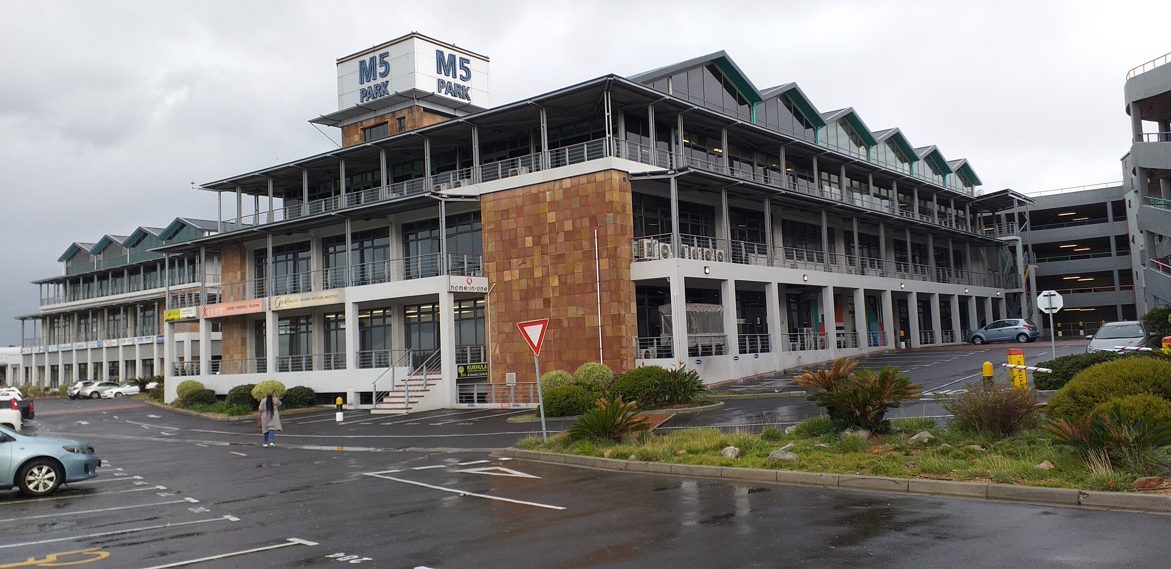 Retail Shops to rent at M5 Business Park in Maitland