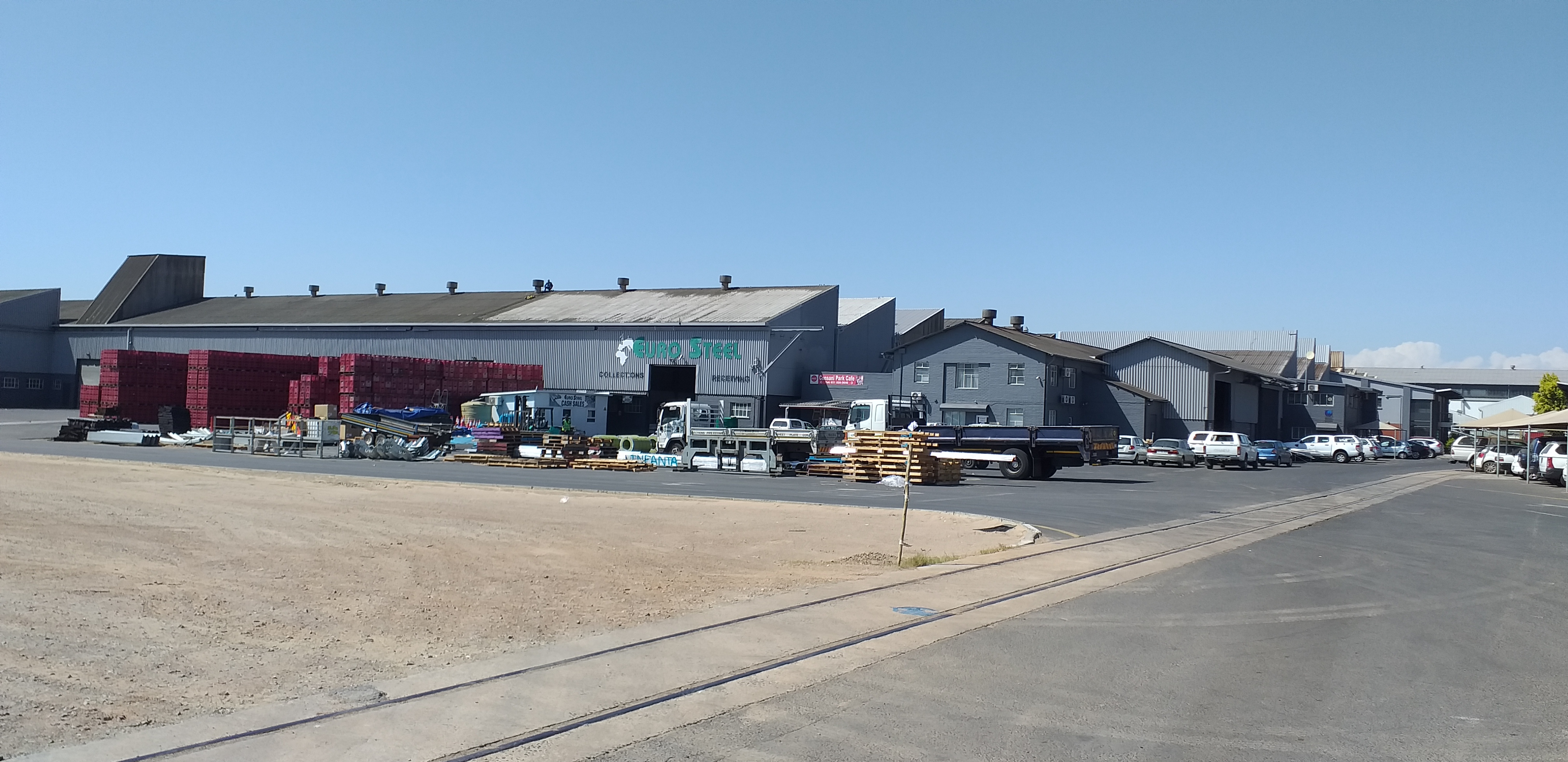 Warehouse to rent at Consani Industrial Park in Elsies River