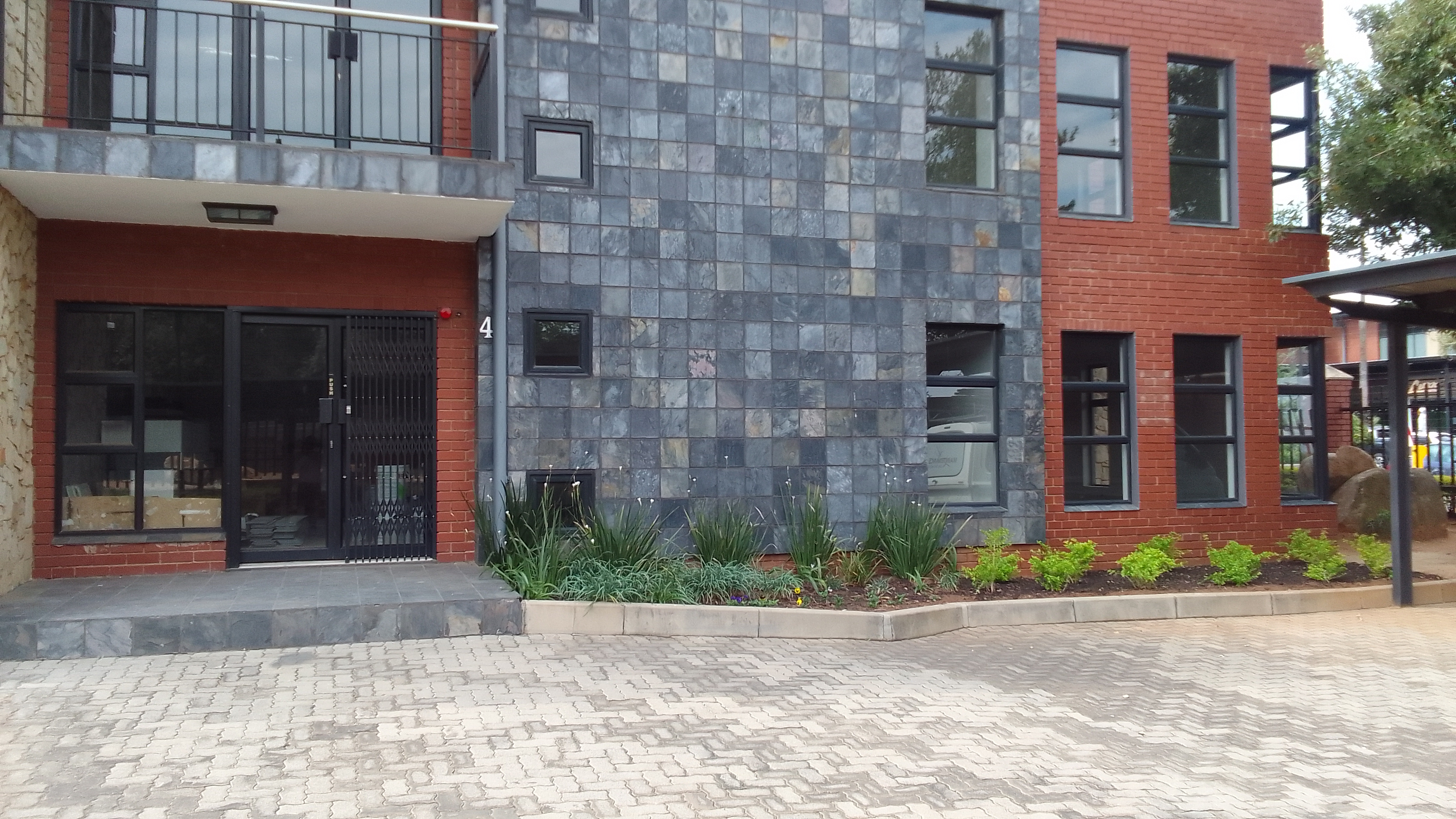 278m² Office Space to rent at Carlswald Decor Centre in Halfway Gardens