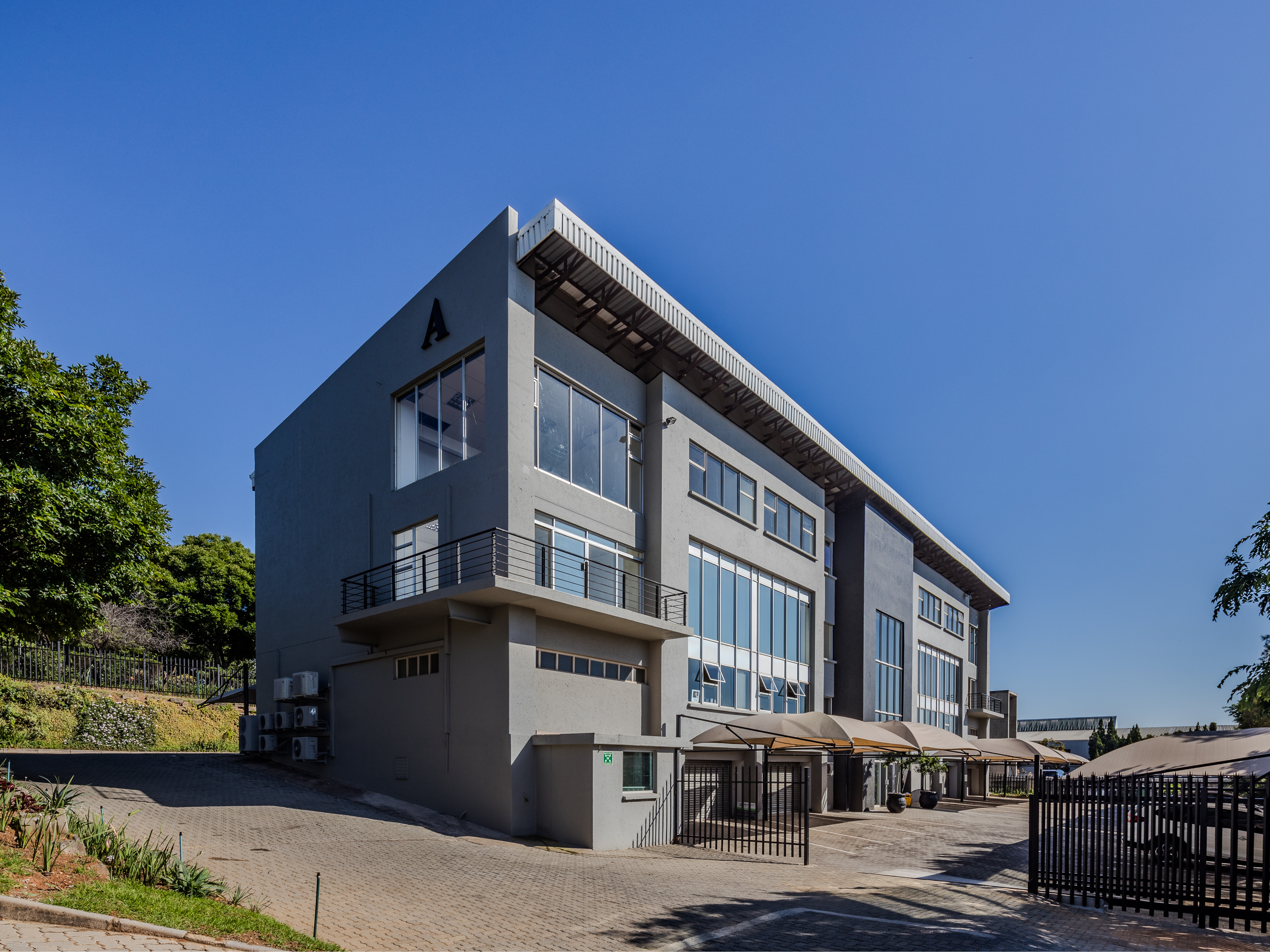 365m² Office Space to rent at Kyalami Business Park (53 Kyalami Boulevard) in Kyalami