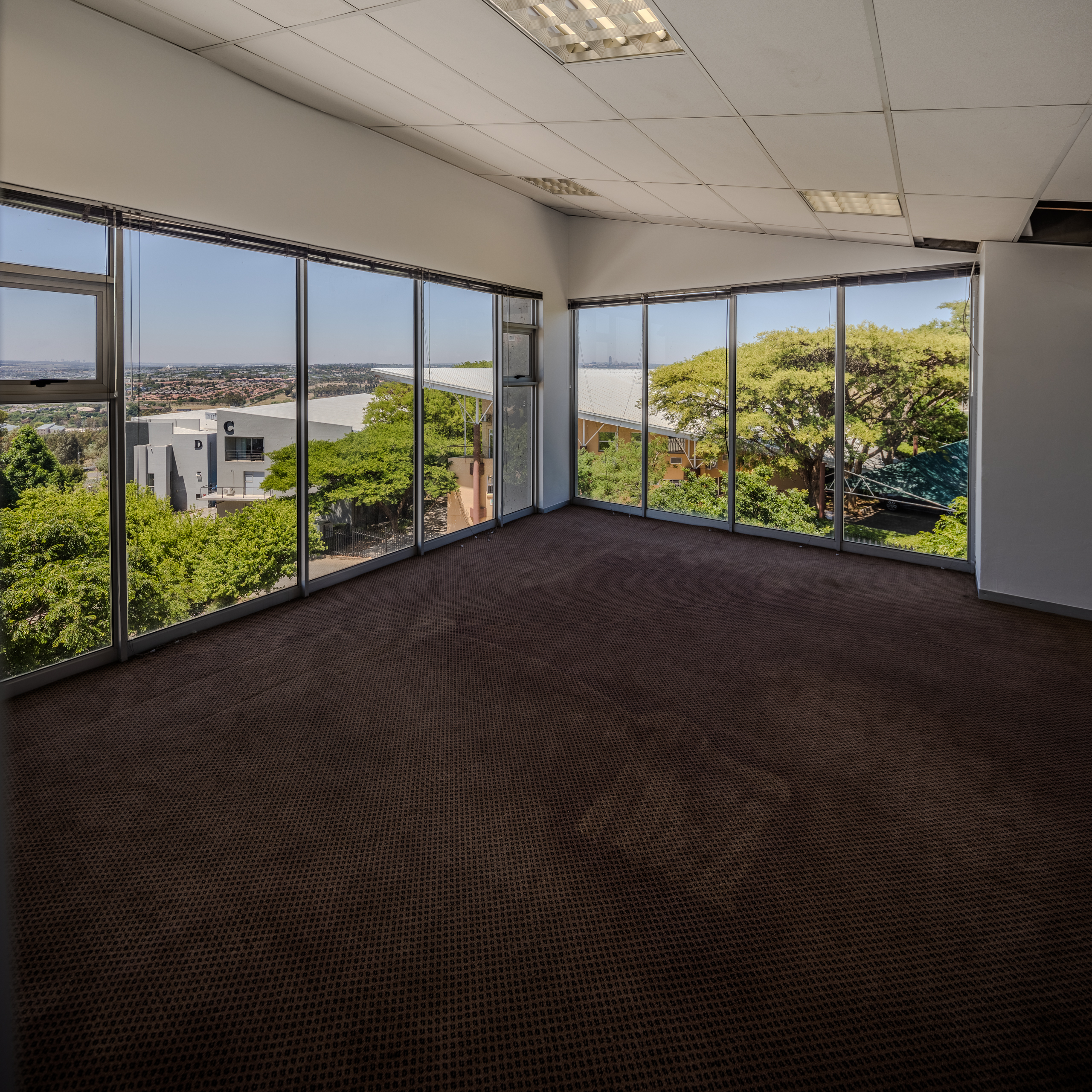 365m² Office Space to rent at Kyalami Business Park (53 Kyalami Boulevard) in Kyalami