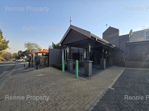 242m² Retail Shops to rent at Parkmore Square in Parkmore