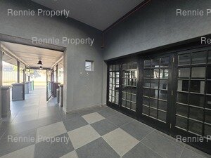242m² Retail Shops to rent at Parkmore Square in Parkmore