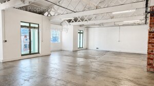 164m² Office Space to rent at Woodland House in Woodstock